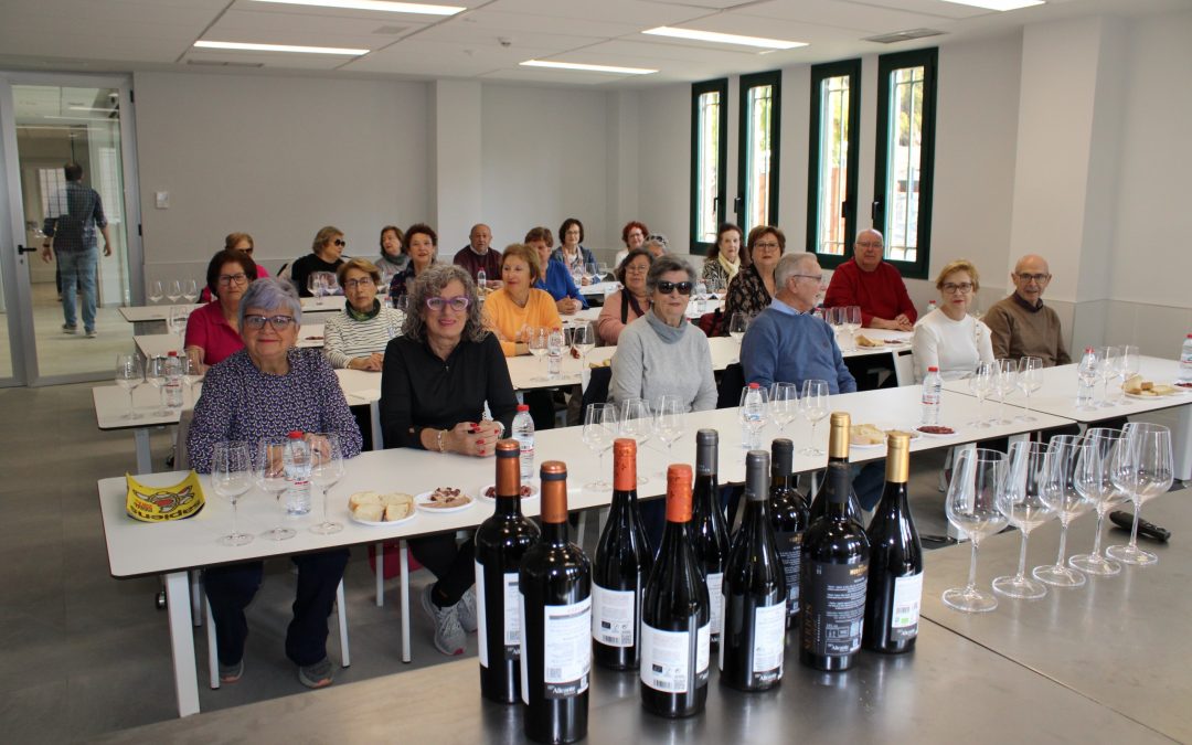 Cata de vino para los residentes del Centro de Mayores Virgen de Monserrate de Orihuela